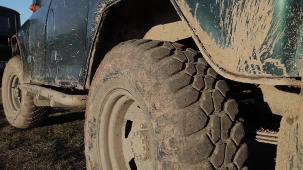 Ruedas de jeep sucias después de un viaje por la montaña — Vídeos de Stock