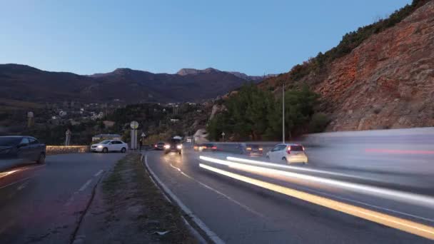 Timelapse éjszakai forgalom az autópályán elmosódott autók a naplementében — Stock videók