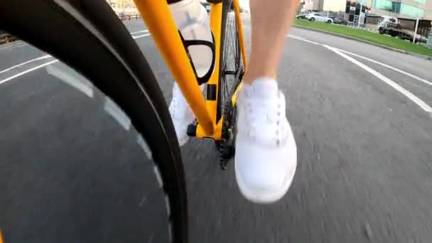 Bisikletçinin bacakları yazın otoyolda bisiklet sürerken pedal çeviriyor. — Stok video