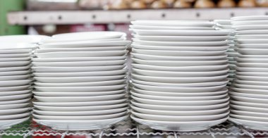 depoda beyaz tabak yığınları