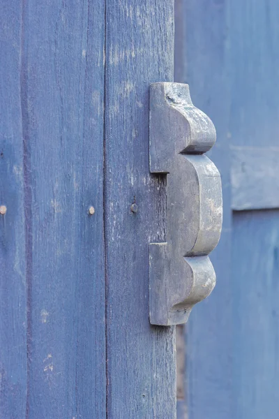 Старая дверная ручка со старой деревянной дверью — стоковое фото