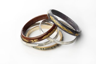 beyaz zemin üzerinde bilezik