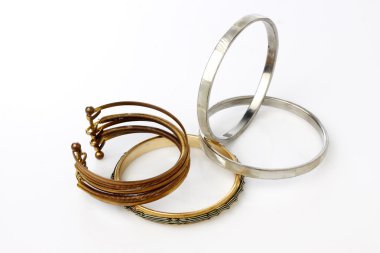 beyaz zemin üzerinde bilezik