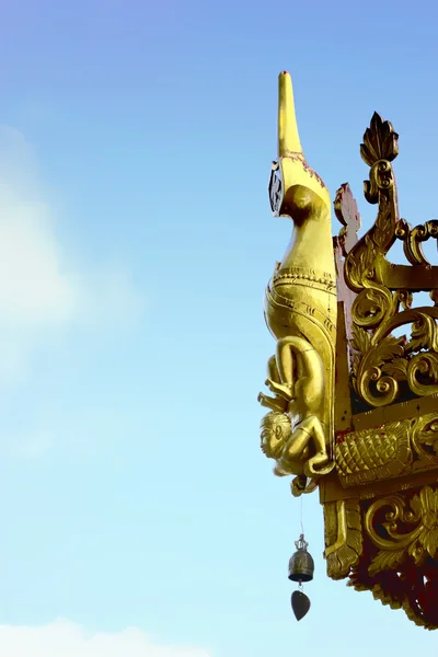 Nube-up tempio tetto in legno con campana — Foto Stock