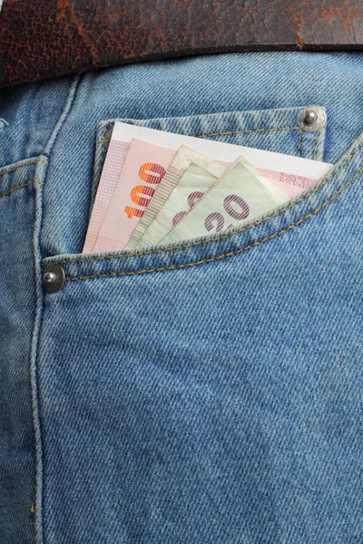 Geld in blauwe jeans — Stockfoto