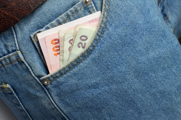 Geld in blauwe jeans — Stockfoto