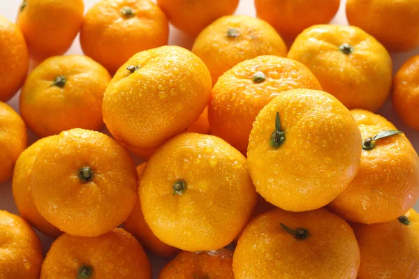 Beaucoup d'oranges avec des gouttes d'eau — Photo