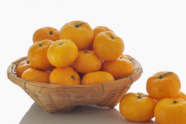 Muitas laranjas com gotas de água na cesta — Fotografia de Stock