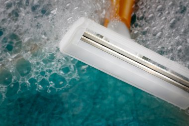 kabarcık mavi karo zemin üzerine closeup jiletle.