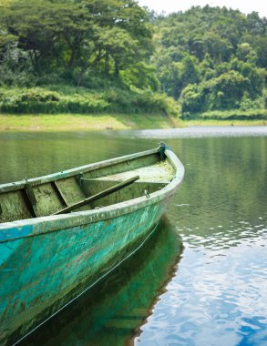 eski yeşil demir teknede Gölü.