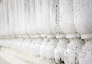 Beton çit perspektif sığ derinlik-in tarla.