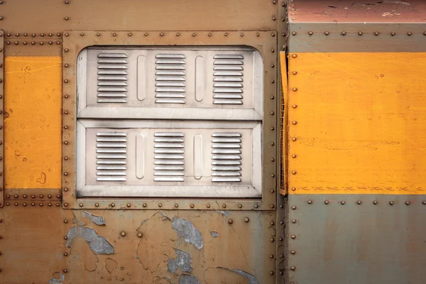 Janela de metal velho decorativo com trem velho — Fotografia de Stock