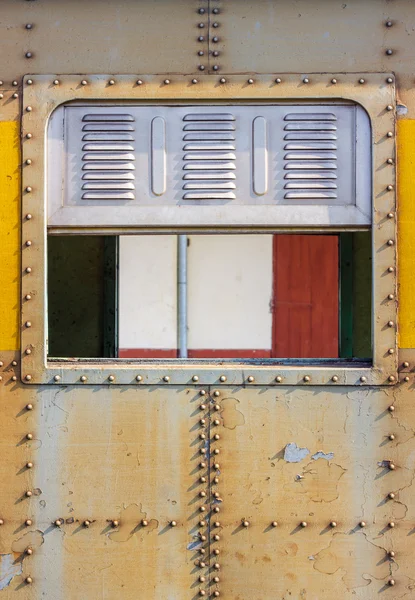 Ventana decorativa de metal viejo con tren viejo — Foto de Stock