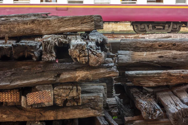 Un grupo de viejos durmientes de madera . — Foto de Stock