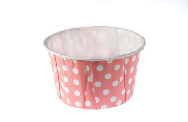 Beyaz arka plan üzerinde izole kırmızı kağıt cupcake bardak.