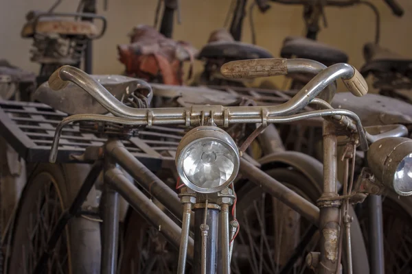 Oude roestige vintage fiets. — Stockfoto