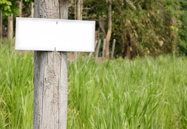 Witte leeg bord in de weide. — Stockfoto