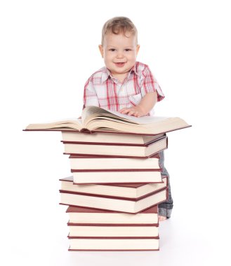 pek çok kitap üzerinde beyaz izole çocukla şirin bebek