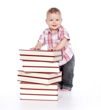 pek çok kitap üzerinde beyaz izole çocukla şirin bebek