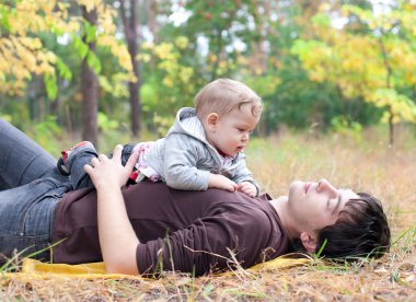 Baba ile oğlu sonbahar açık oynayan