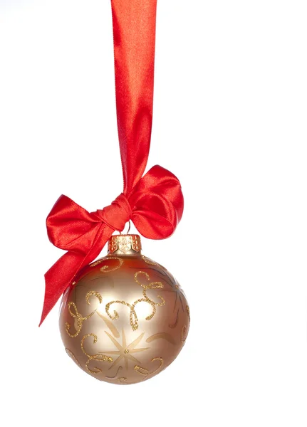 Kerstbal met lint geïsoleerd op wit