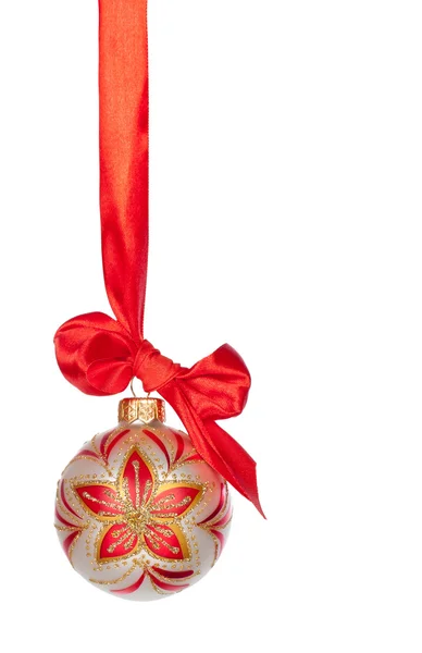 Kerstbal met lint geïsoleerd op wit