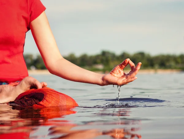 Jovem mulher fazendo exercícios de Yoga — Fotografia de Stock