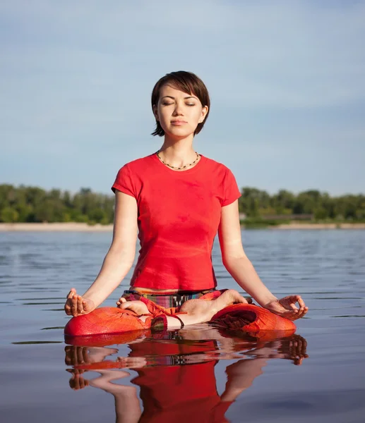 Junge Frau macht Yoga-Übungen — Stockfoto