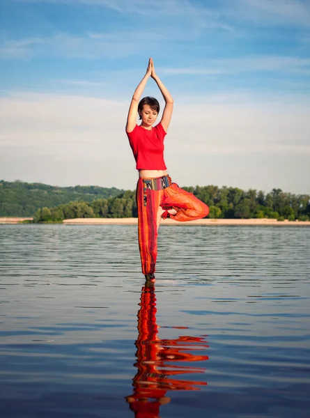 yoga egzersizleri yaparak genç bir kadın