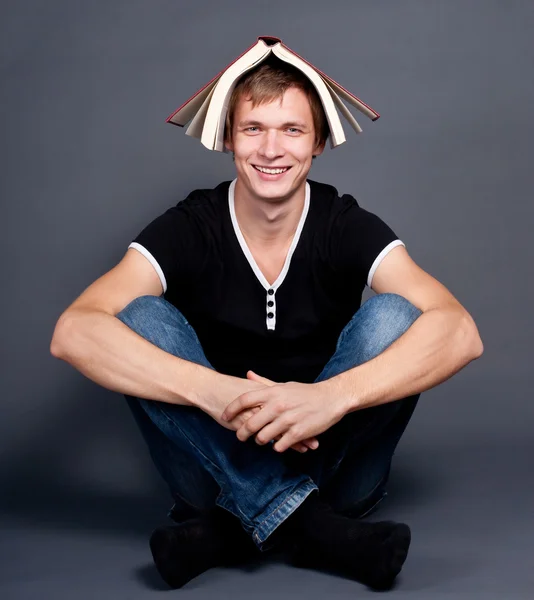 kafasında bir kitapla üniversite öğrencisi