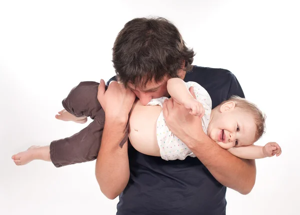 Hombre besa a su bebé en blanco — Foto de Stock