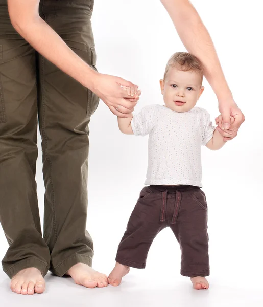 bebek beyaz üzerine babası yardımı ile ilk adımlar atıyor
