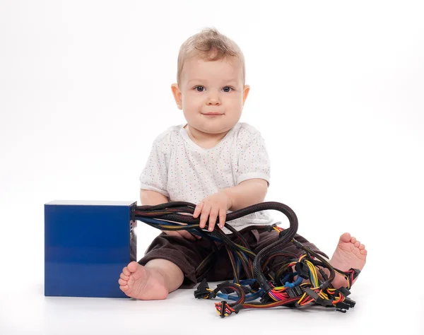 Bébé garçon jouer avec pc alimentation sur blanc — Photo