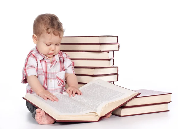 Schattige babyjongen met veel boeken geïsoleerd op wit — Stockfoto