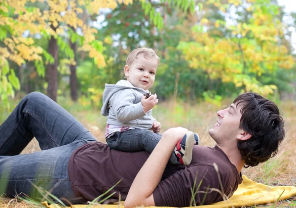 Papá jugando con su hijo en otoño al aire libre —  Fotos de Stock