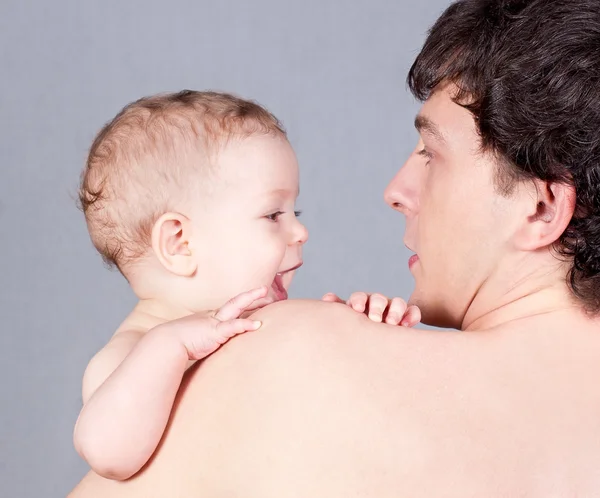 Schattige babyjongen op vader — Stockfoto