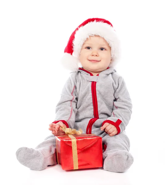 Bebek yılbaşı hediye kutusu ile oynamak santa hat izole — Stok fotoğraf