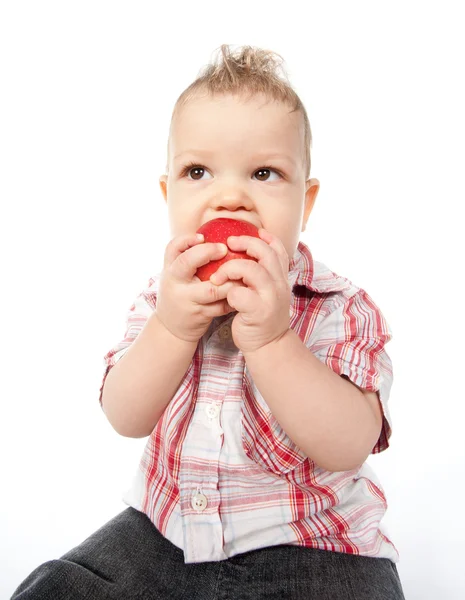 Weitwinkelaufnahme eines Babys, das einen Apfel isoliert auf Weiß isst — Stockfoto