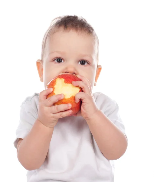 Baby holding en eten van een appel geïsoleerd op wit — Stockfoto
