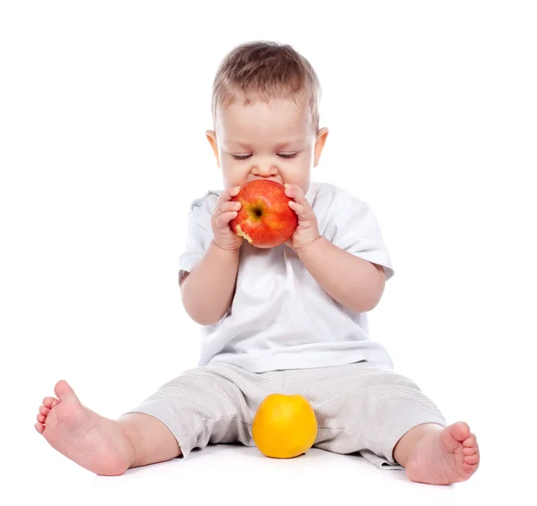 Baby holding en eten van een appel geïsoleerd op wit — Stockfoto