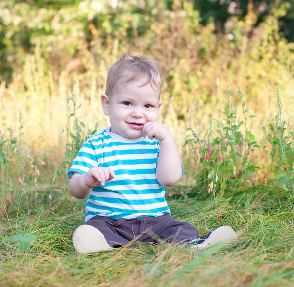 Baby sitting on grass — Stock Photo, Image
