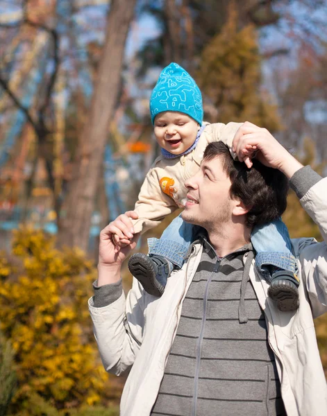 Padre e hijo en el parque —  Fotos de Stock