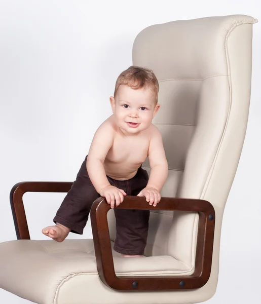 Baby-Chef steht im Bürostuhl auf Weiß — Stockfoto