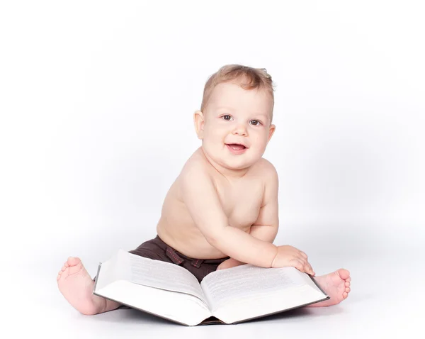 beyaz kitap ile oynarken erkek bebek