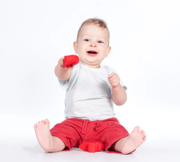 puzzle kalp üzerinde beyaz ile oynayan bebek