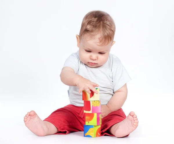 erkek bebek beyaz bloklarla oynama