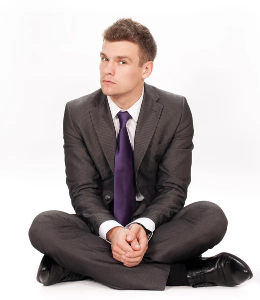 Beyaz katta oturan genç erkek iş yürütme