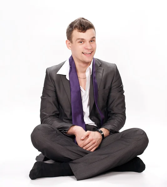 Beyaz yere oturmak rahat genç iş adamı