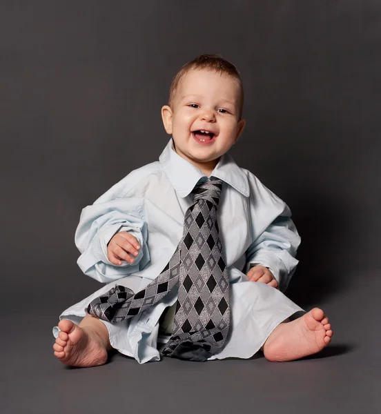 행복 한 아기 보스 이상 크기의 옷을 입고 로열티 프리 스톡 사진