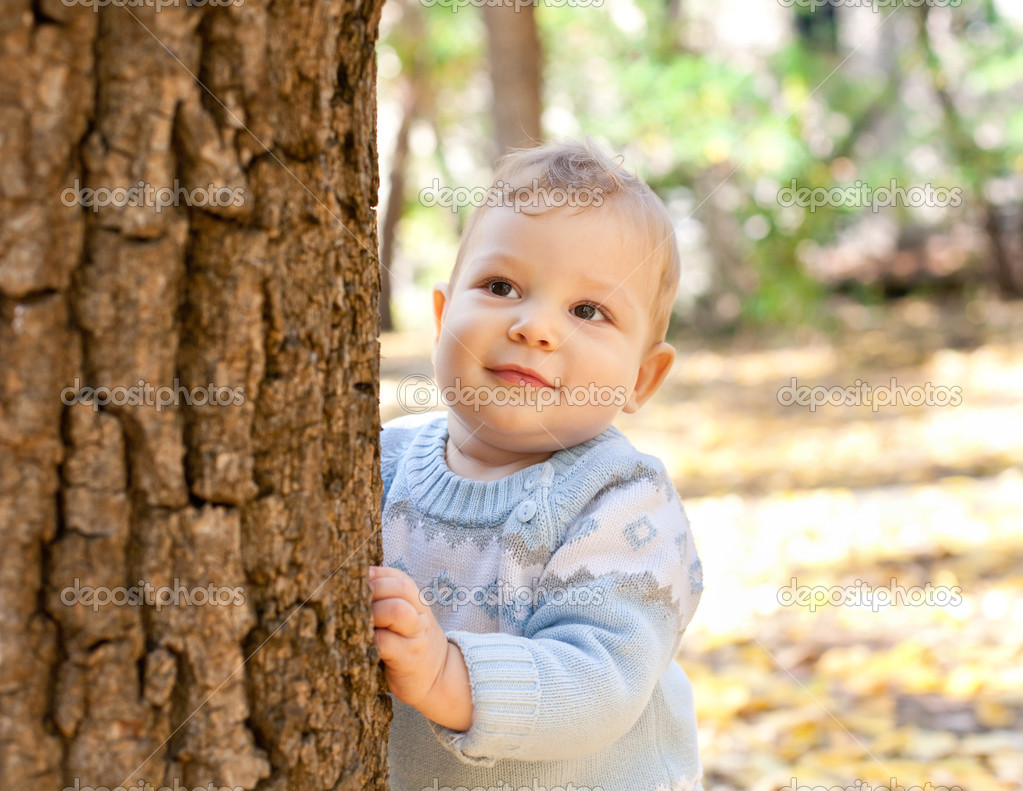 Bebe Garcon Debout Pres De L Arbre Dans Le Parc D Automne Image Libre De Droit Par Huntun C